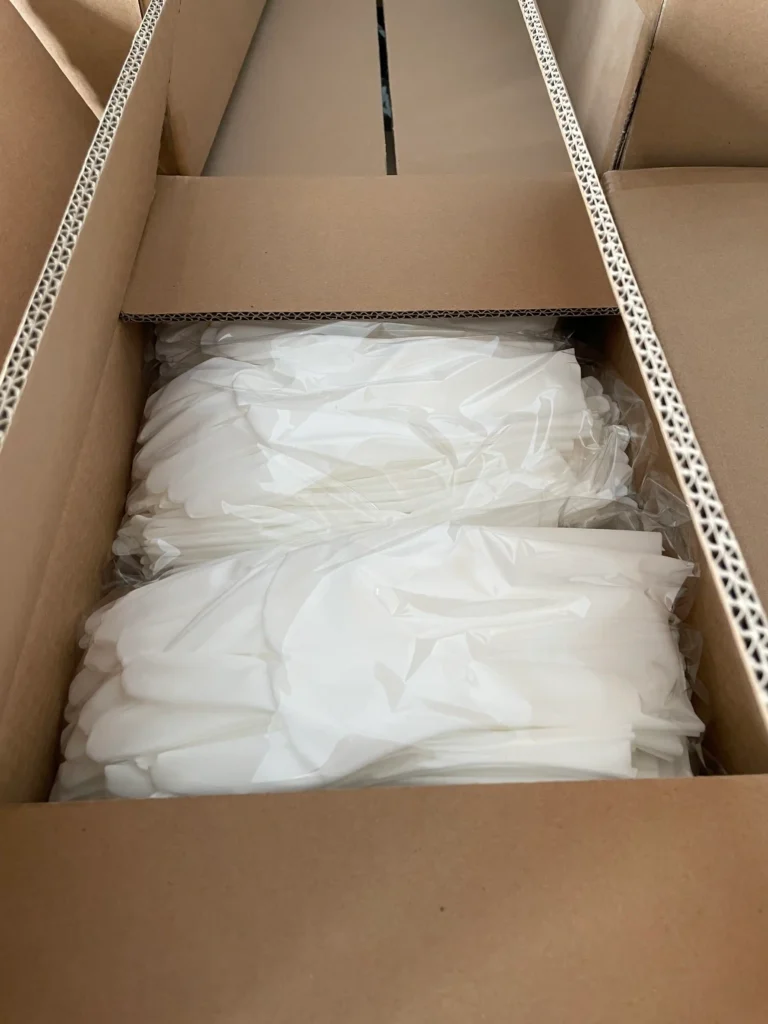 Packed cleanroom gloves ready for shipment in sealed packaging 梱包済みのクリーンルーム手袋が出荷準備されている様子